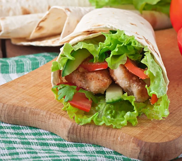 Fresh tortilla wraps with chicken nuggets and vegetables — Stock Photo, Image