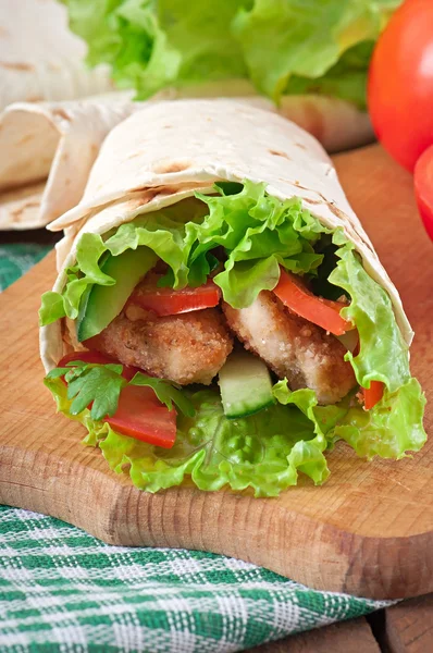 Fresh tortilla wraps with chicken nuggets and vegetables — Stock Photo, Image