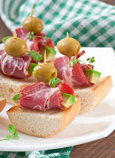 Jambon, avakado ve zeytin ekmek üzerine snack