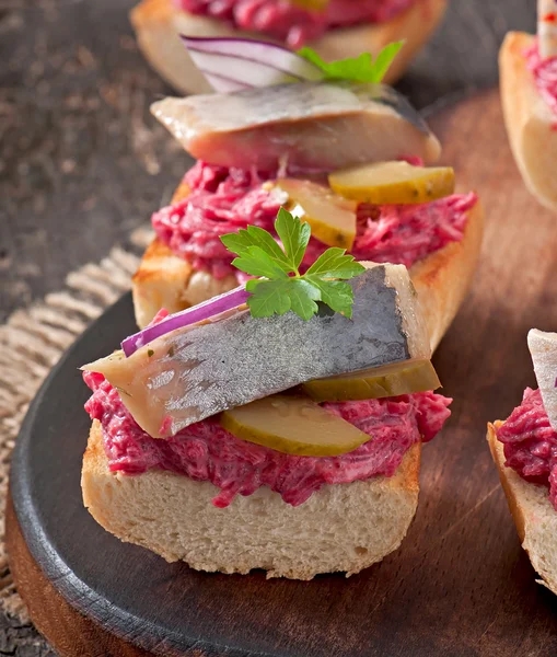 Sandvișuri cu hering, sfeclă roșie și castraveți murați — Fotografie, imagine de stoc