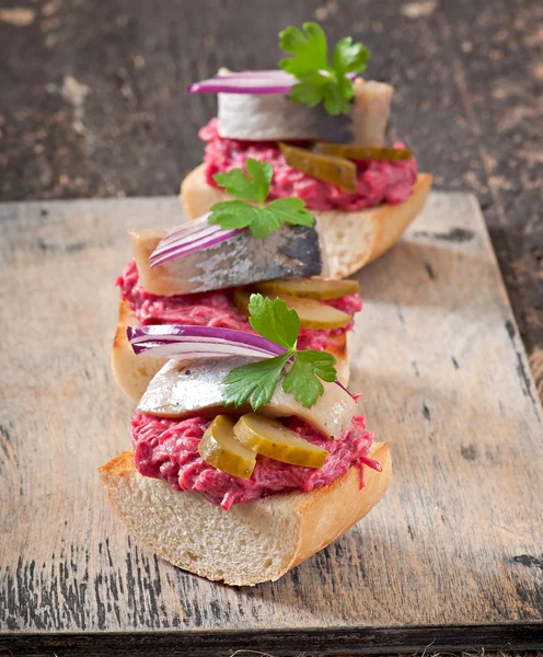 Sandwiches with herring, beetroot and pickled cucumber — Stock Photo, Image