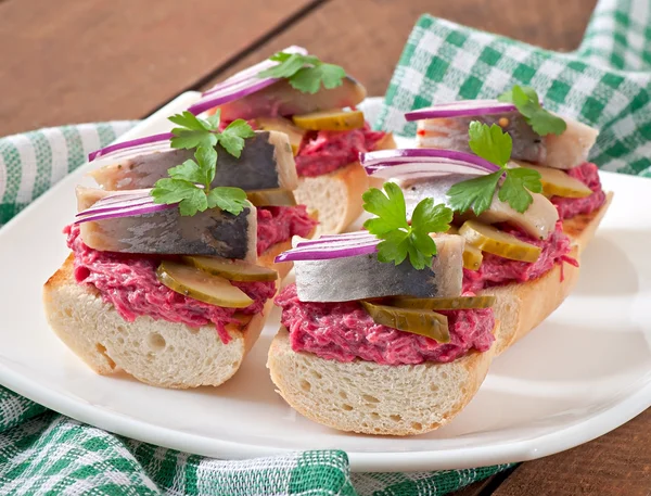Сэндвичи с сельдью, свеклой и маринованным огурцом — стоковое фото