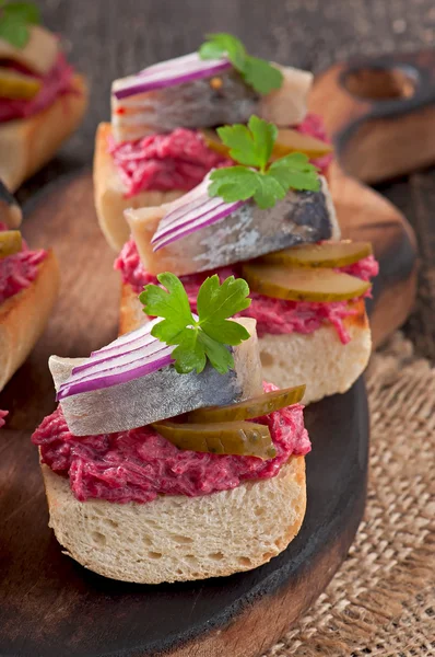 Sandwiches with herring, beetroot and pickled cucumber — Stock Photo, Image