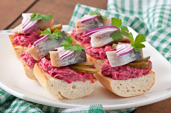 Sandwiches with herring, beetroot and pickled cucumber — Stock Photo, Image