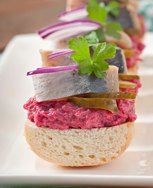 Sandvișuri cu hering, sfeclă roșie și castraveți murați — Fotografie, imagine de stoc