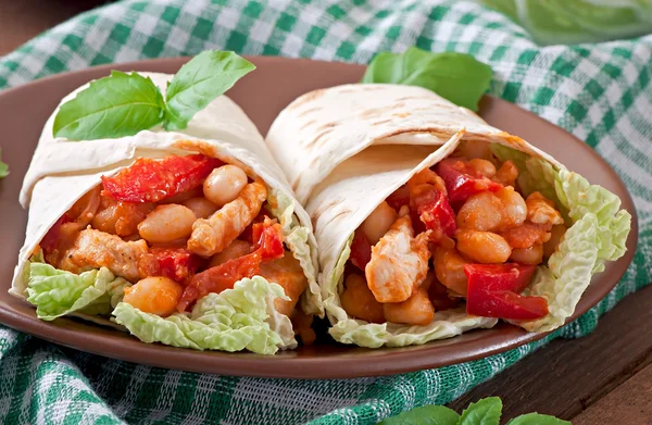 Burrito με κοτόπουλο, φασόλια, ντομάτες και πιπεριές — Φωτογραφία Αρχείου