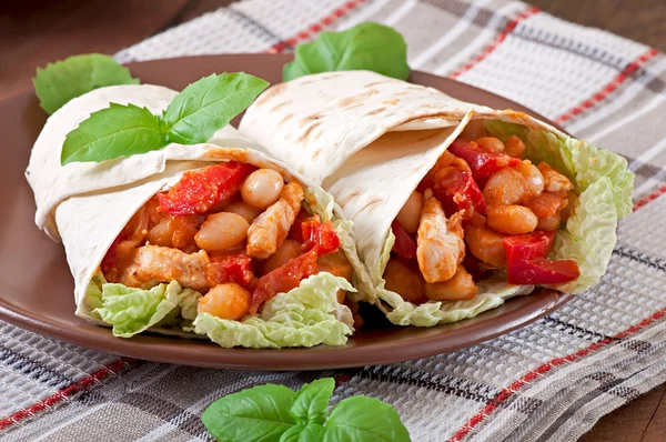Burrito s kuřecím masem, fazole, rajčata a papriky — Stock fotografie