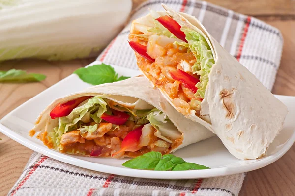 Burrito with chicken, beans, tomatoes and sweet peppers — Stock Photo, Image