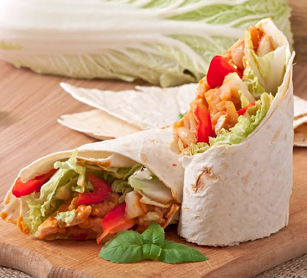 Burrito mit Huhn, Bohnen, Tomaten und Paprika — Stockfoto