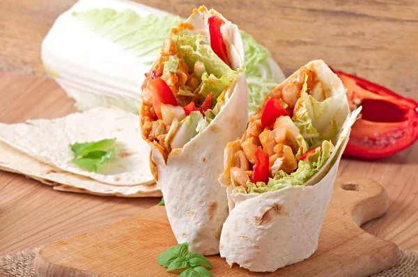 Burrito με κοτόπουλο, φασόλια, ντομάτες και πιπεριές — Φωτογραφία Αρχείου