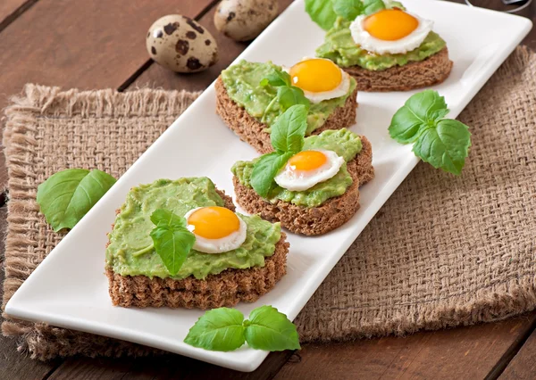 Sandwich with avocado paste and egg in the shape of heart — Stock Photo, Image