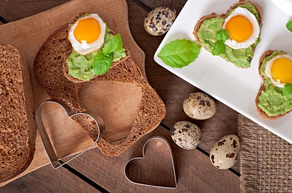 Avokado Yapıştır ve yumurta ile sandviç — Stok fotoğraf