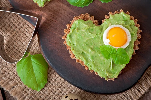 Panino con pasta di avocado e uova — Foto Stock