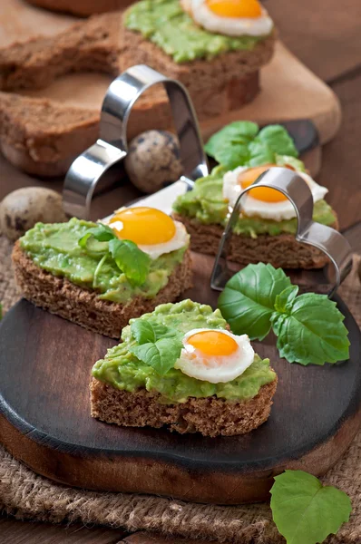 Sandwiches with avocado paste and egg — Stock Photo, Image