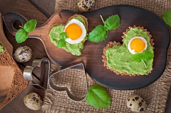 Broodjes met avocado plakken en ei — Stockfoto