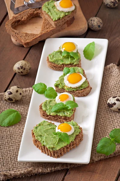 Sandwiches with avocado paste and egg — Stock Photo, Image