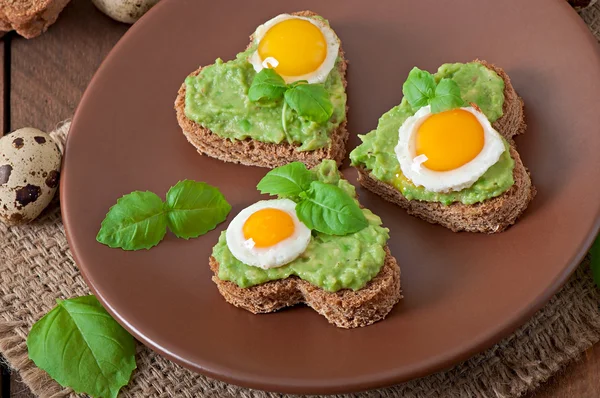 Avokado Yapıştır ve yumurta ile sandviç — Stok fotoğraf