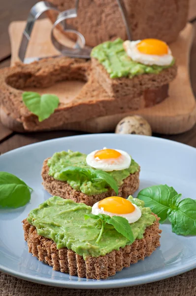 Sandwiches with avocado paste and egg — Stock Photo, Image