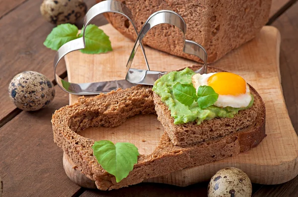 एव्होकॅडो पेस्ट आणि अंडीसह सँडविच — स्टॉक फोटो, इमेज
