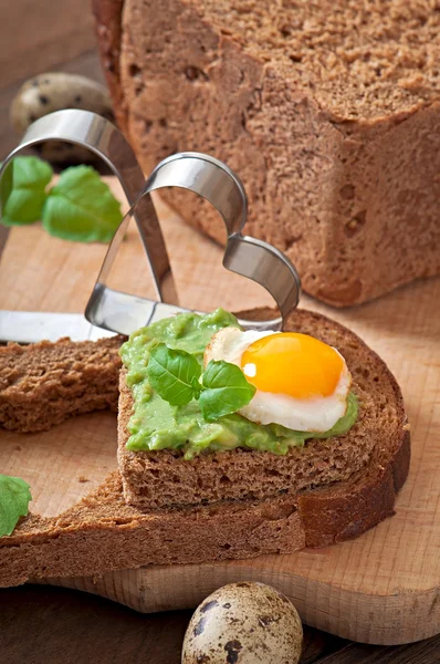 Sandwich met avocado plakken en ei — Stockfoto