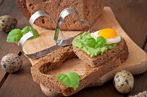 Sandwich with avocado paste and egg — Stock Photo, Image