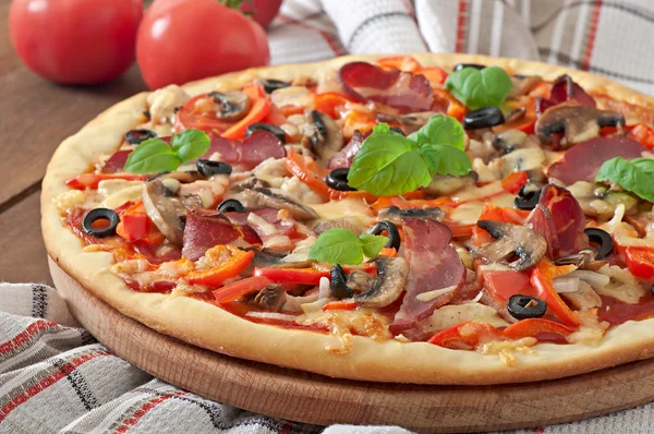 Aptitretande pizza — Stockfoto