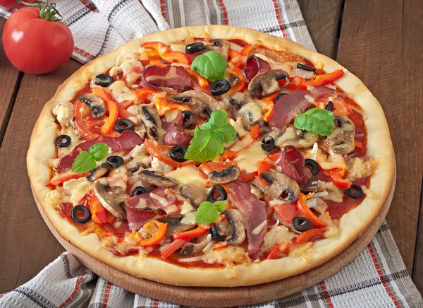 Aptitretande pizza — Stockfoto