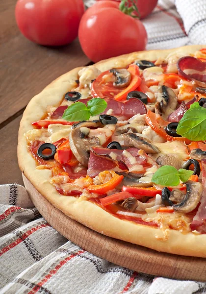 Aptitretande pizza — Stockfoto