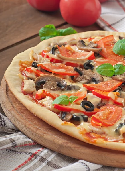 Aptitretande pizza — Stockfoto