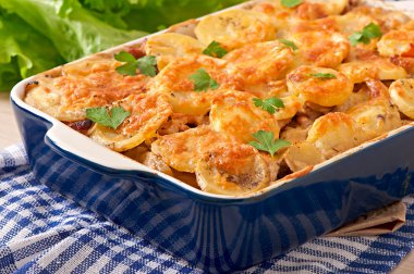 Patates güveç et ve peynir kabuk ile mantar ile