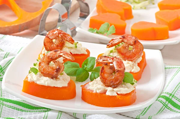 Shrimp and cream cheese on pumpkin hearts — Stock Photo, Image