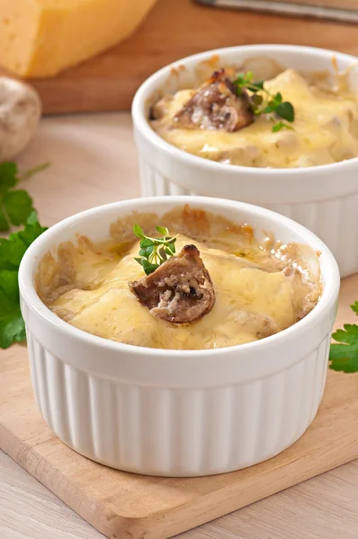 Julienne com cogumelos e nata — Fotografia de Stock