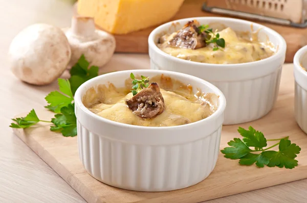 Julienne con funghi e crema — Foto Stock