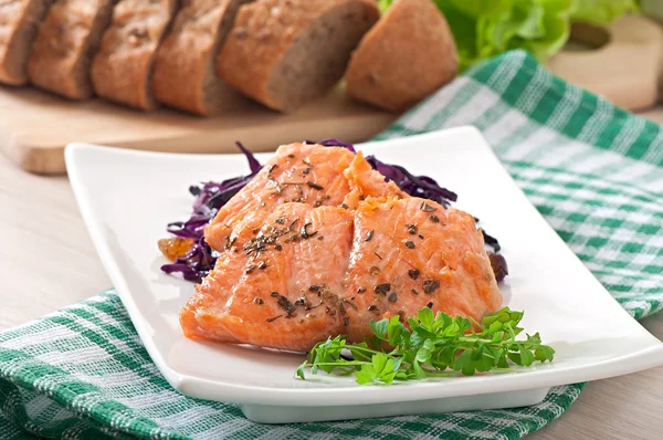 Fried salmon with red cabbage Irish — Stock Photo, Image