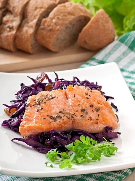 Salmón frito con col roja Irlandés —  Fotos de Stock