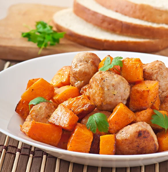 Albóndigas de pollo con guarnición — Foto de Stock