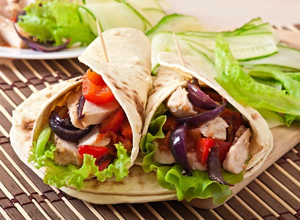 Tortilla with chicken and bell peppers — Stock Photo, Image