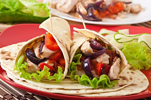 Tortilla with chicken and bell peppers — Stock Photo, Image