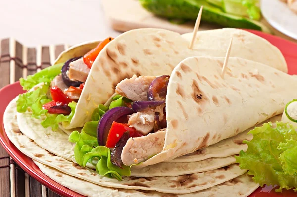 Tortilla with chicken and bell peppers — Stock Photo, Image