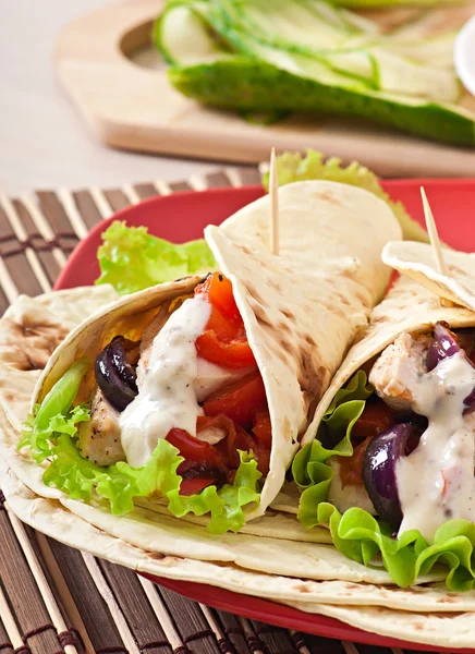 Tortilla with chicken and bell peppers — Stock Photo, Image