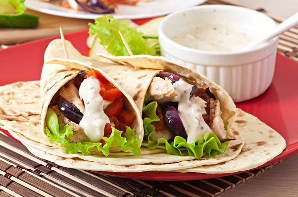 Tortilla with chicken and bell peppers — Stock Photo, Image