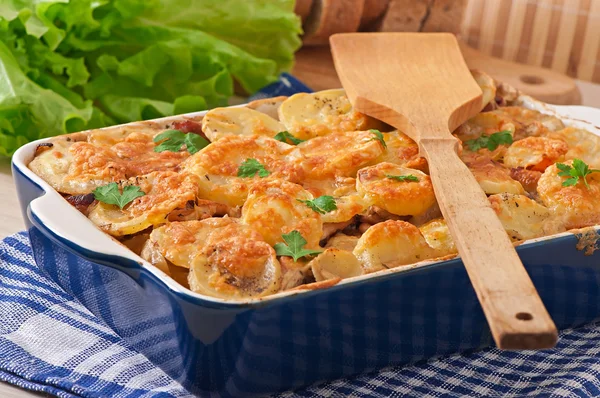 Cazuela de patata con carne y champiñones con corteza de queso — Foto de Stock