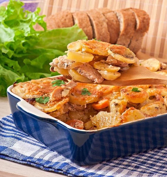 Potato casserole with meat and mushrooms with cheese crust — Stock Photo, Image