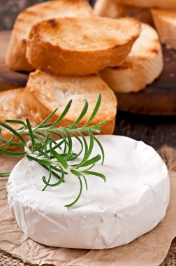 Camembert peyniri ve ince dal biberiye
