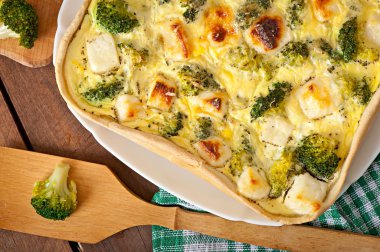 Quiche brokoli ve beyaz peynir ile