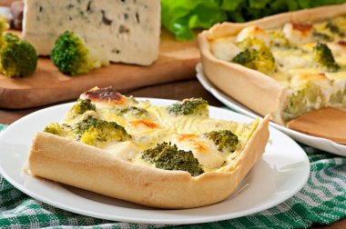 Quiche brokoli ve beyaz peynir ile
