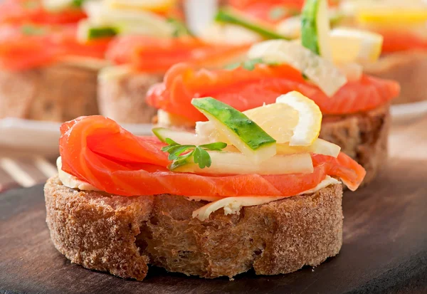 Sandwiches apetitosos con salmón — Foto de Stock