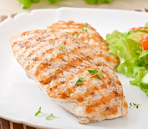 Pechugas y verduras de pollo a la parrilla — Foto de Stock