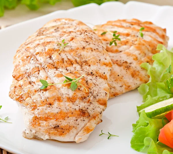 Grilled chicken breasts and vegetables — Stock Photo, Image