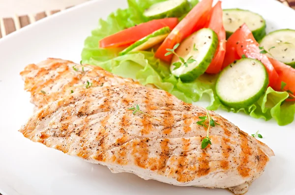 Grilled chicken breasts and vegetables — Stock Photo, Image